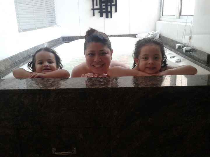 Banho de banheira com as damas