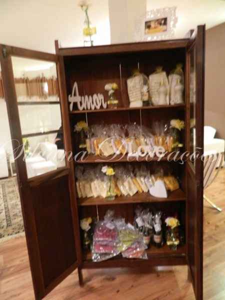 cristaleira com lembrancinhas