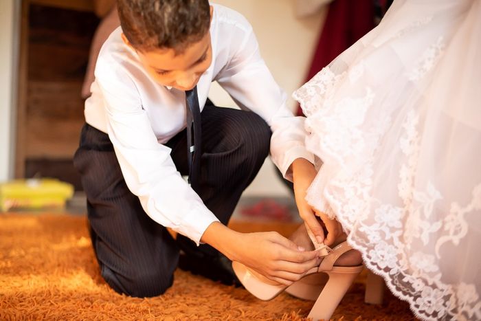 Maninho me ajudando com a sandália ♥