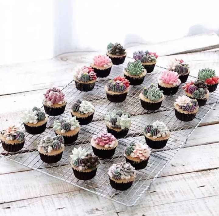  Pras noivinhas que amam suculentas, elas foram parar nos bolor e cupkakes  também!! 🌵🌿❤️ - 6