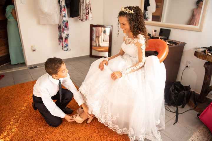 Maninho me ajudando com a sandália ♥
