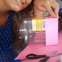 um pote de plastico que acabou [de amendoin]