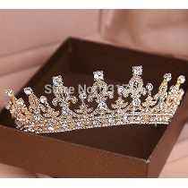 Inspiração de tiara - Quero uma coroa pequena, bonita porém discreta em dourado com pedraria. Ainda 