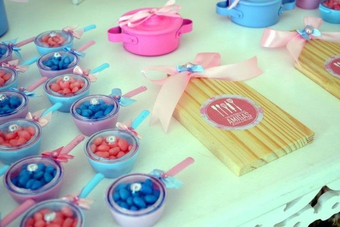 Os detalhes, utilizarei panelinhas, liquidificador, batedeira de brinquedo para suporte dos docinhos