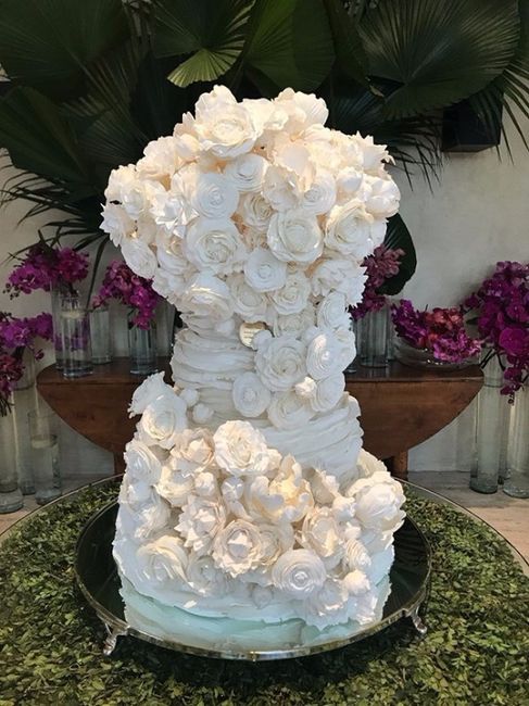 A única coisa que não gostei muito foi o bolo achei um excesso de rosas que não ficou legal