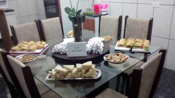 Mesa com algumas comidinhas
