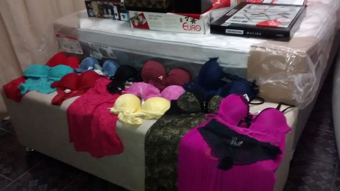 Presentes - não reparem a cama ainda com o plástico e alguns presentes que estamos ganhando do casam