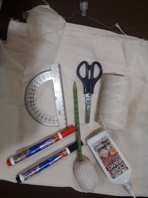 lápis, tesoura, régua, cola para tecido, tecido algodão cru e barbante