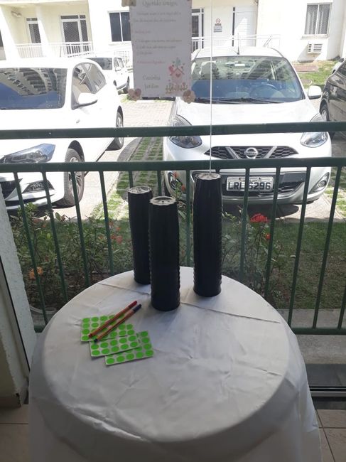 Mesa do refrigrante e indicação para copos com nome. Linha econômica e sustentável. 
