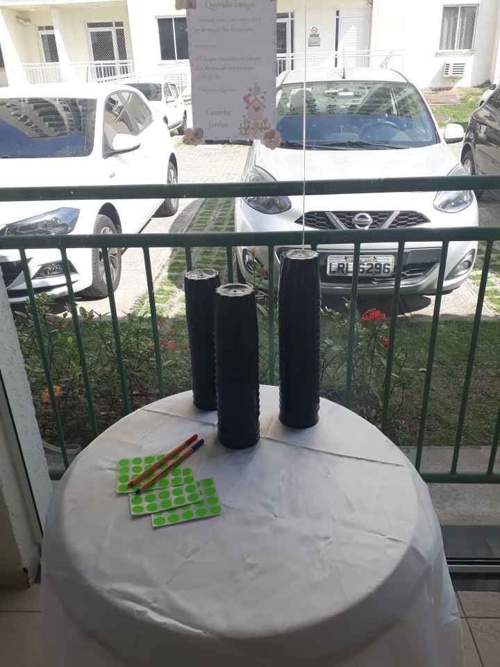 Mesa do refrigrante e indicação para copos com nome. Linha econômica e sustentável. 