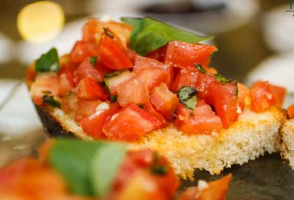Bruschetta Ao Pomodoro Com Hortelã (Torrada de pão temperado com tomates, queijo e hortelã)