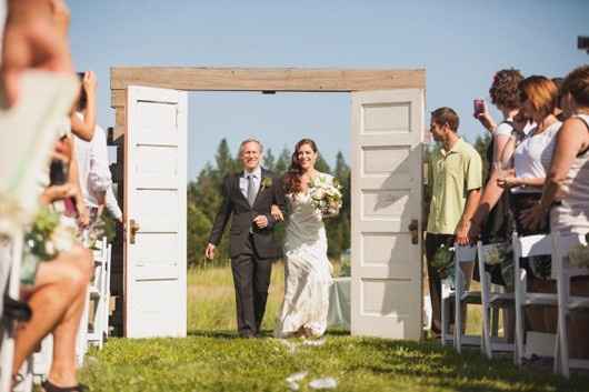 Porta para cerimonia no campo