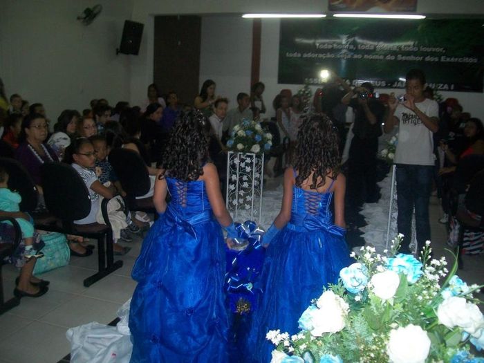 Damas levando as lembrancinhas de madrinhas Kamille e Flavia 