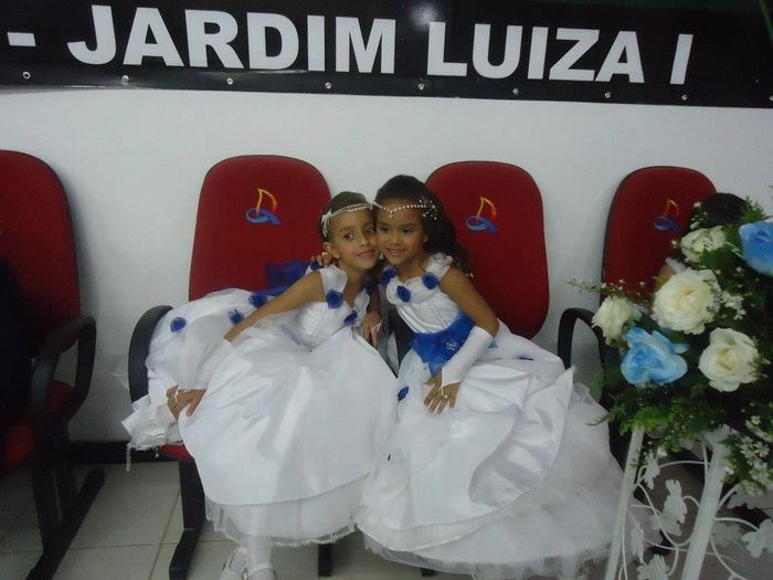 Damas levando as lembrancinhas para mães Samy e Maria Eduarda 