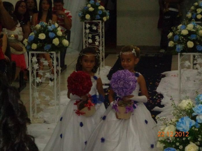Damas levando as lembrancinhas para mães Samy e Maria Eduarda 