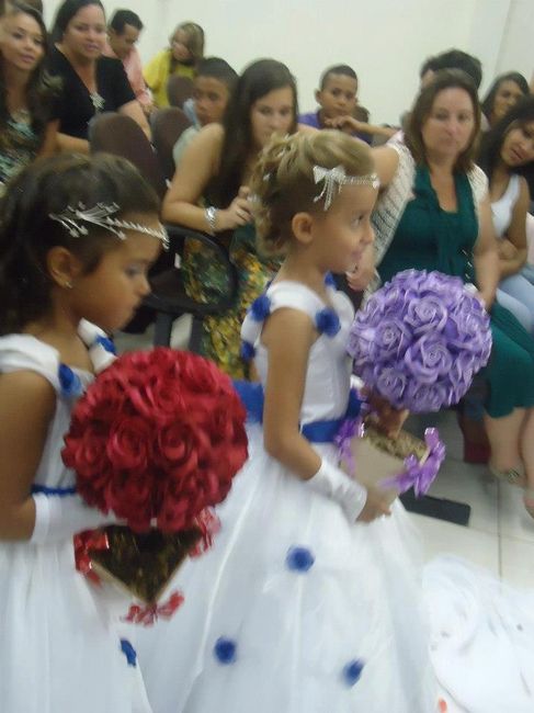 Damas levando as lembrancinhas para mães Samy e Maria Eduarda 