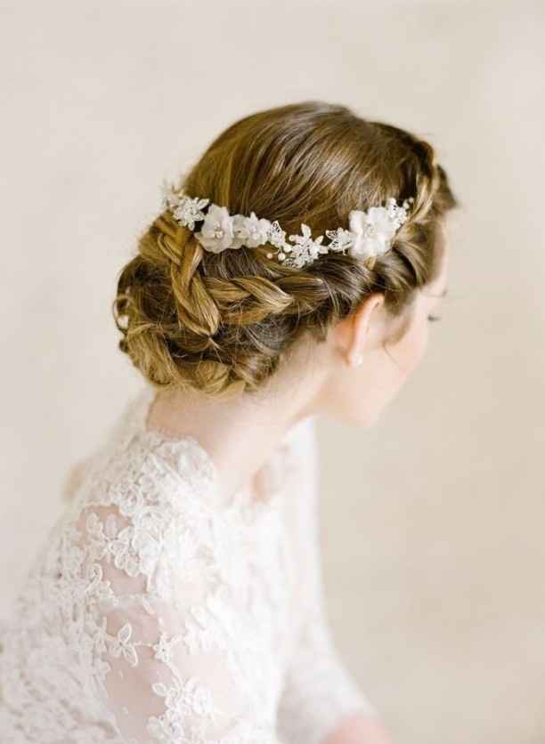 Penteado baixo com acessório