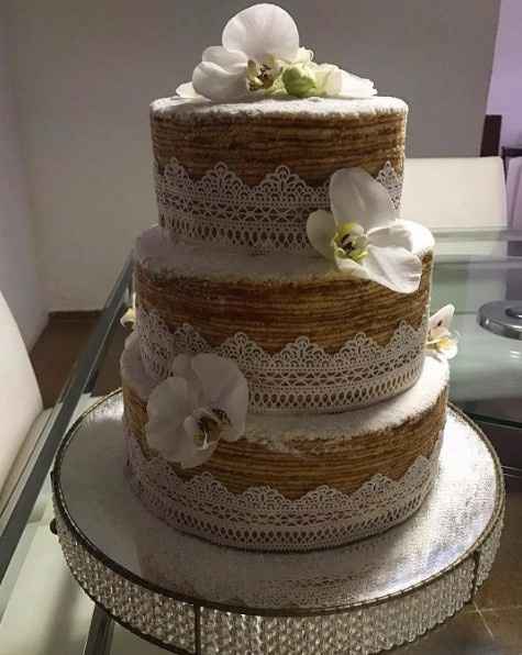 bolo de rolo decorado com flores naturais e renda de açúcar