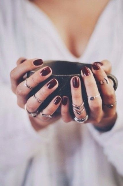 Unhas que contrastem, nada de branco! Uma unha vermelha é uma boa opção...