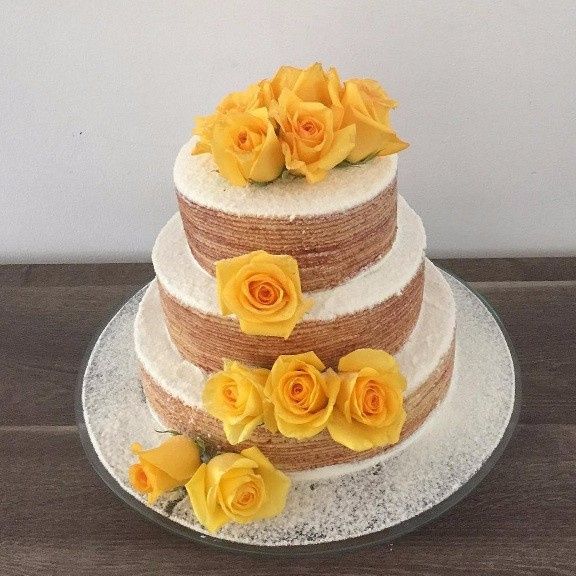 bolo de rolo decorado com flores naturais amarelas (minha cor)
