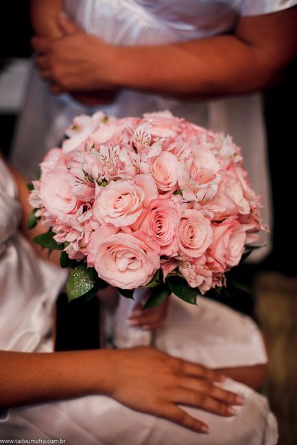 Rosas com uma flor que eu esqueci o nome rsrsrsrs