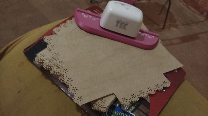 Envelope com o acabamento,perfurador de papel decorativo