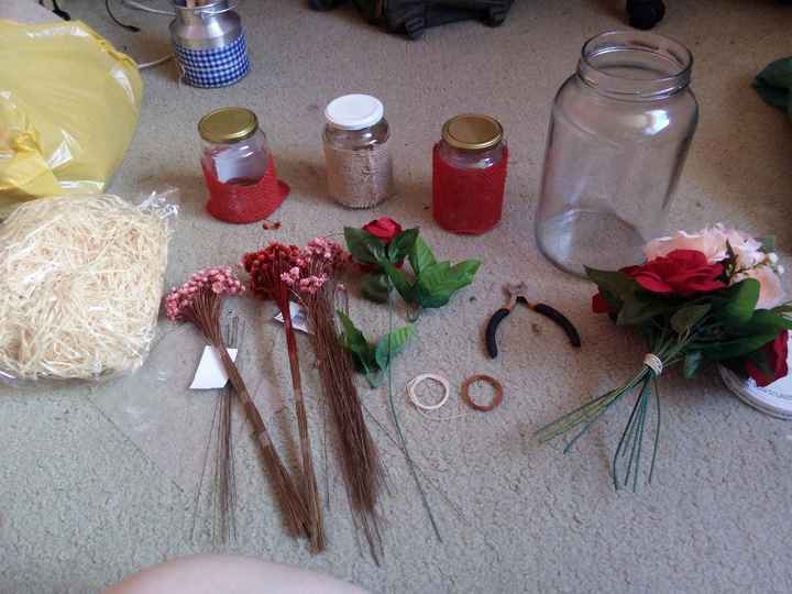 Material utilizado pros vasinhos.. Flores secas, um buquê de rosas rosê e algumas rosas vermelhas av