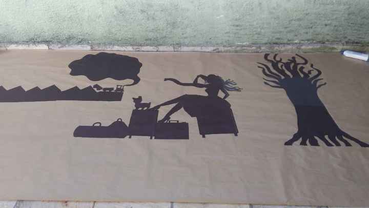 O painel tinha mais de 4m. Pra colar as silhuetas precisamos estendê-lo no chão primeiro