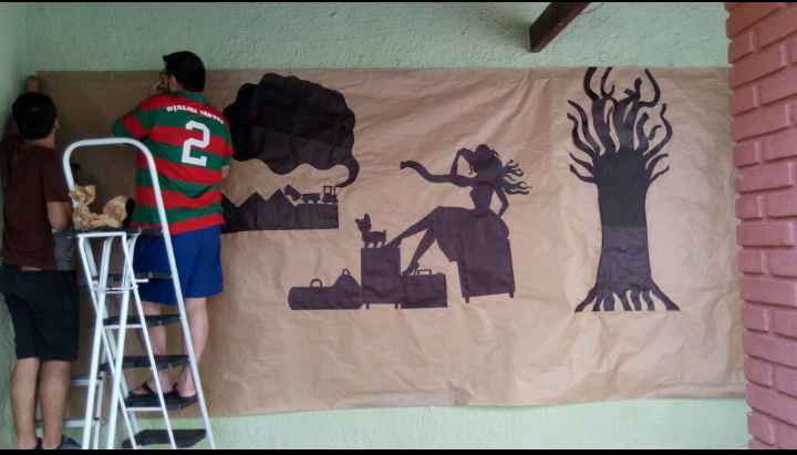 Pai e Matheus trabalhando no mural