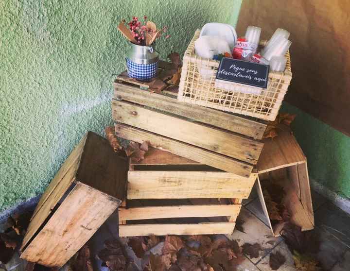 Caixotes de feira que com um toque de criatividade viraram uma mesinha