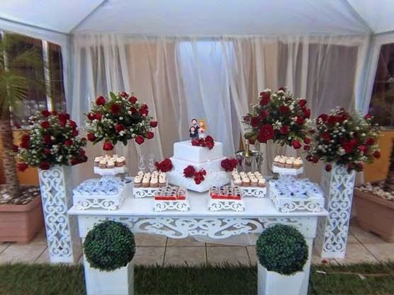 Decoração branca e vermelha