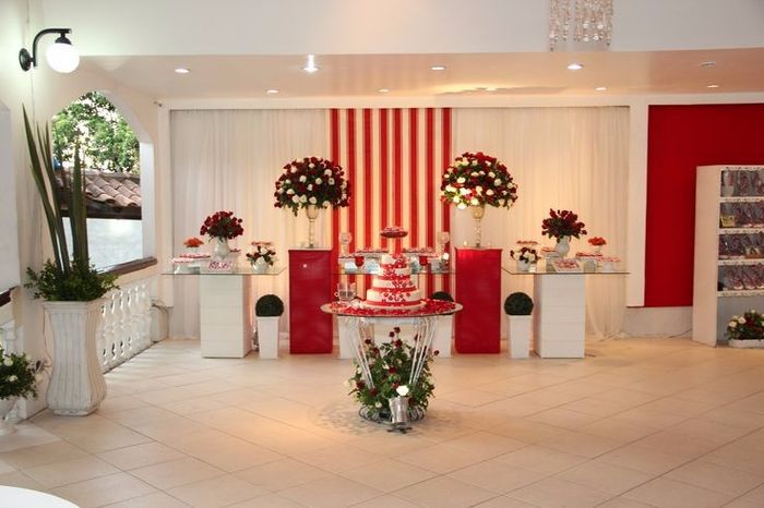 Decoração branca e vermelha