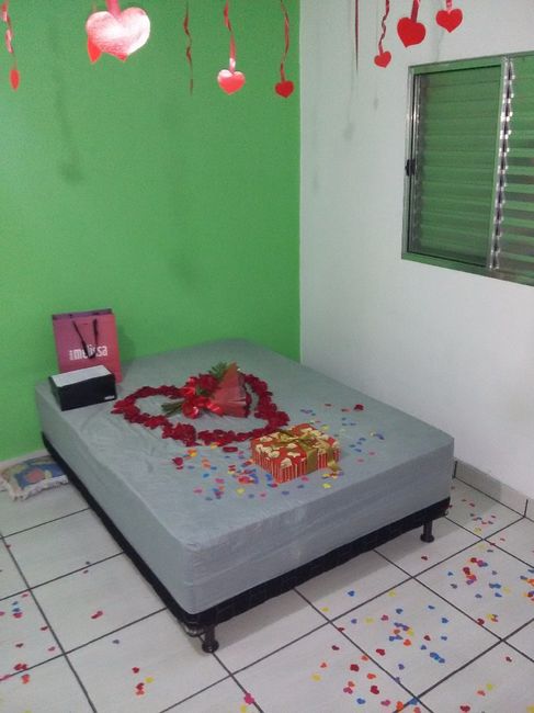 E também fiz essa surpresa em um dos aniversários de namoro. Ele tinha feito essa com o coração de r