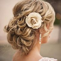 Delicada e romântica.