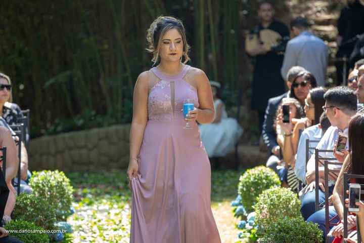Minha amiga entrando como Amiga da Noiva, com as Areias