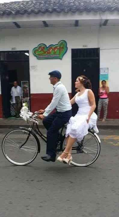 Pai leva a filha de bicicleta para o casamento