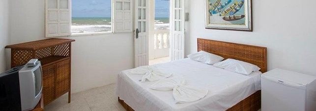 Hum dos quartos com vista para o mar.