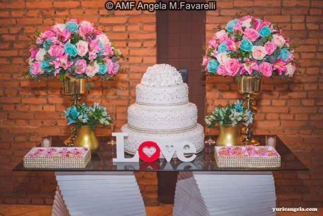 A mesa assim porem com flores vermelhas, mesa rustica, sem a palavra love e com bem casados
