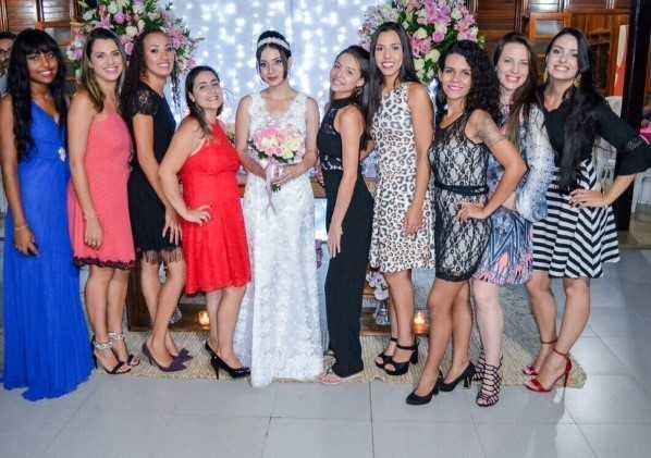 Março... Casamento da prima!! (eu na ponta direita) 