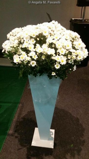 A decoração da igreja será branca com flores do campo e arranjos menores com mosquitinhos e tapete v