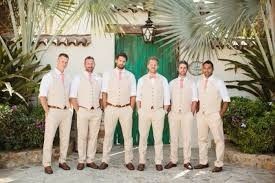 Padrinhos de roupas claras e gravata rosa