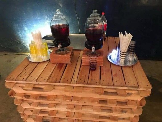 Mesa de pallet para comes e bebes