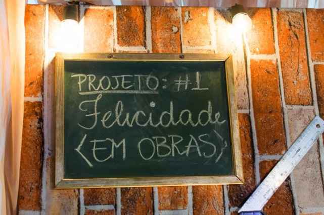 Lousa com frase ou tags, seria legal um quadro negro também para os convidados deixarem sua marca 