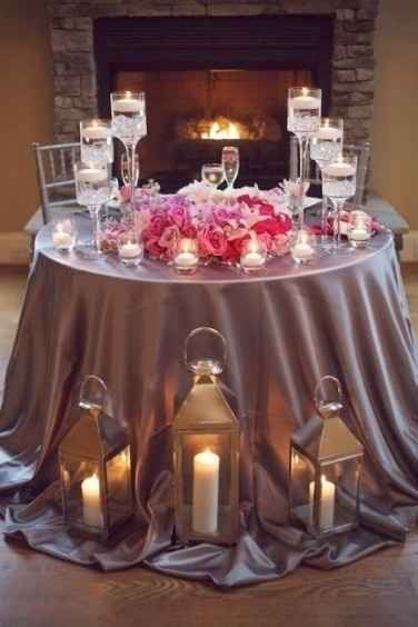 Não quero muitas velas sobre a mesa, poucas velas, essa decoração foi do teste, achei encantadora, e