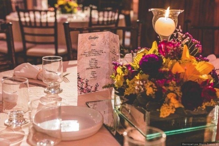 6. Richelle & Guilherme – Centro de mesa lindo, mas acho que eu colocaria as velas em volta do volta