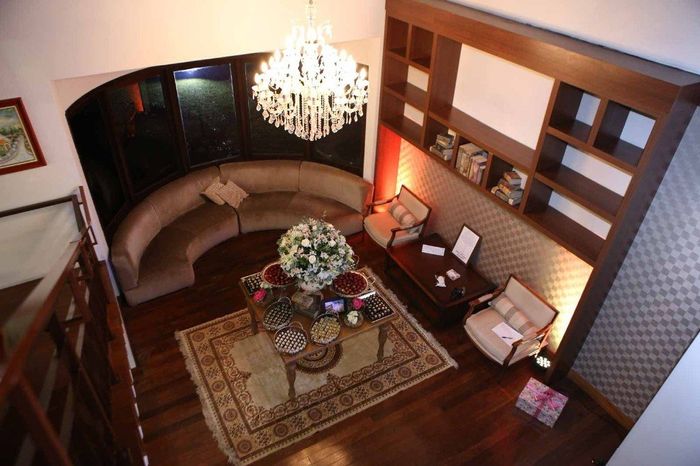 A estante e sofá tbm eram parte da decoração do ambiente.