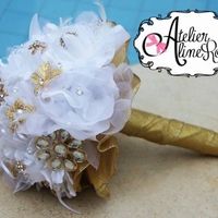 buque dourado e branco