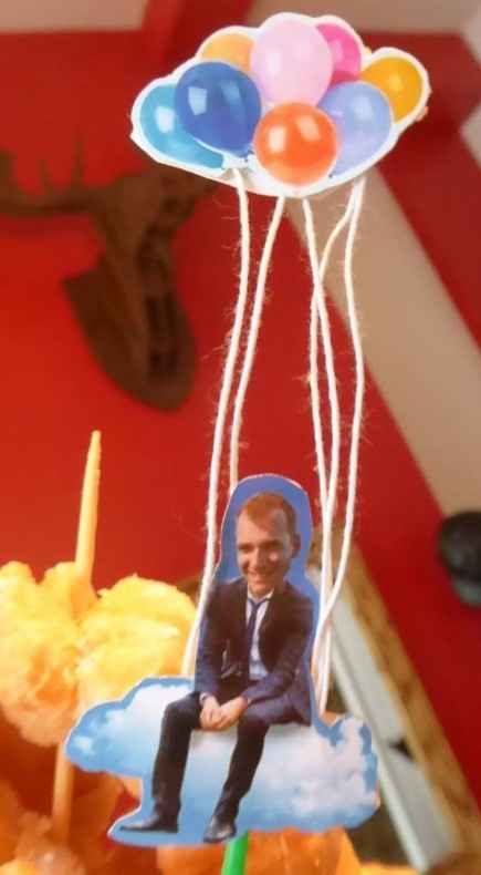 Martin, o irmão de Annie, faleceu dois anos antes do casamento! E então homenagearam ele com um topo