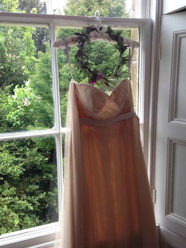 O vestido e a coroa de flores...