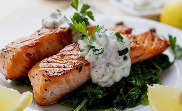 Salmão grelhado com ervas